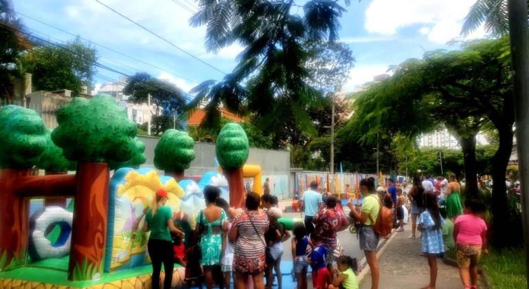 PBH homenageia as mães com apresentação musical na avenida Silva Lobo PBH homenageia as mães com apresentação musical na avenida Silva Lobo
