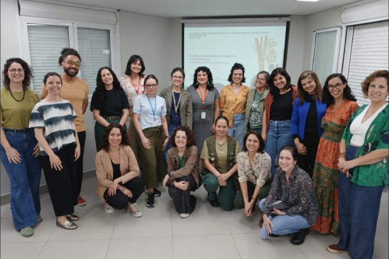 Seminário debate participação de crianças no planejamento urbano e adaptação às mudanças climáticas Várias mulheres juntas no debate de participação no planejamento urbano e adaptação às mudanças climáticas