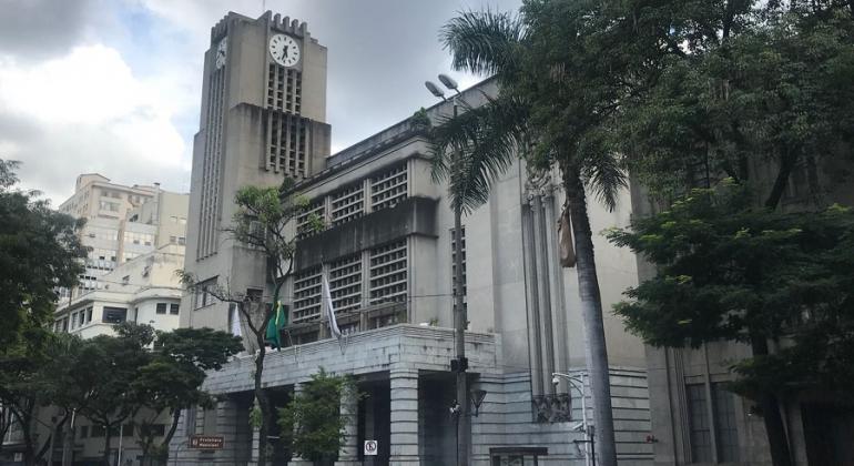 Prefeitura participa de ato simbólico do movimento Hora do Planeta e mantém luzes apagadas no dia 30 de março. Foto: Stenio Lima/PBH Fachada da Prefeitura de BH em dia nublado.