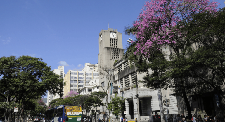 Fachada da Prefeitura de Belo Horizonte, durante o dia. 