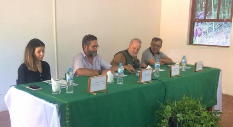 Dez mil mudas de árvores nativas da Mata Atlântica são produzidas por parceria entre Prefeitura e Instituto Chico Mendes. Foto: Divulgação PBH Quatro pessoas participam de assinatura de Termo de Cooperação Técnica com o Instituto Chico Mendes no dia 14/12.