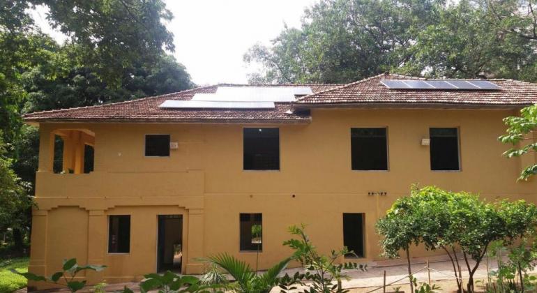 Economia de recursos e preservação ambiental: usina de energia solar será instalada no Parque das Mangabeiras. Foto: Divulgação PBH Casa de dois andares no Parque das Mangabeiras com placas de captação de energia solar.