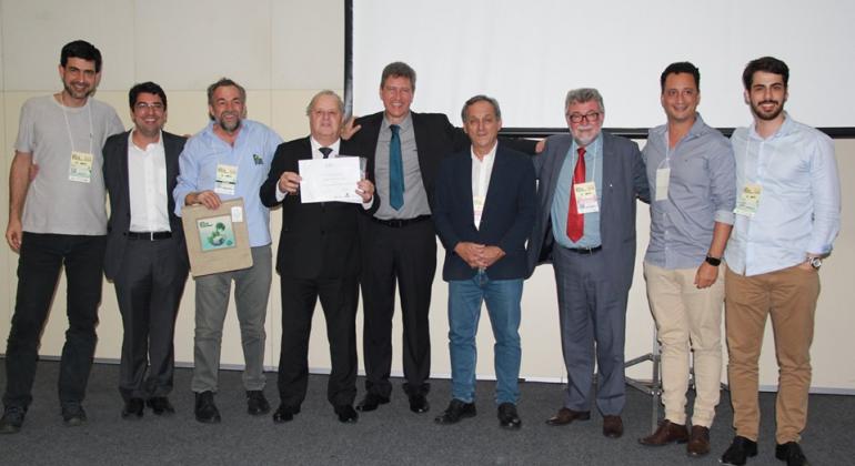O prêmio foi entregue pela Associação Nacional de Órgãos Municipais de Meio Ambiente durante o II Fórum Brasil de Gestão Ambiental, em São Paulo. Foto: Divulgação Anamma Secretário Municipal de Meio Ambiente, Mário Werneck, com um certificado nas mãos, acompanhado de 8 pessoas, no II Fórum Brasil de Gestão Ambiental, em São Paulo.