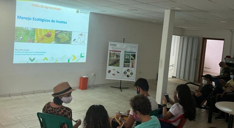 Manejo de insetos é tema de visita à Biofábrica de Joaninhas Manejo de insetos é tema de visita à Biofábrica de Joaninhas