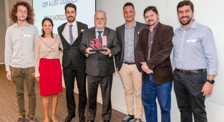 BH recebe prêmio internacional por liderança climática na América Latina Representantes da Prefeitura recebendo o prêmio