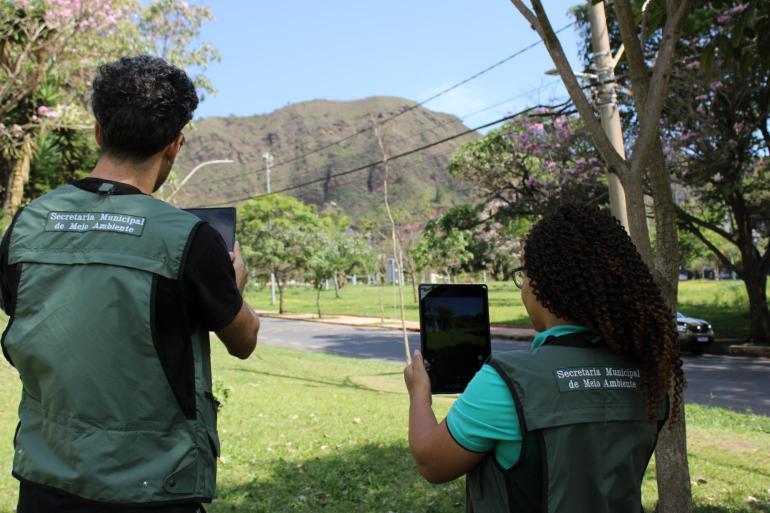 Dois técnicos da SMMA fazem registros da Serra do Curral
