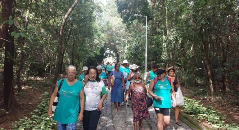 CEA Venda Nova reúne grupos de Lian Gong para passeio ecológico