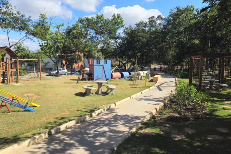 Caminhada ecológica guiada convida a conhecer as belezas naturais do Parque do Brejinho Parque do Brejinho, com área de lazer, brinquedos, espaços de convivência e caminhos arborizados.