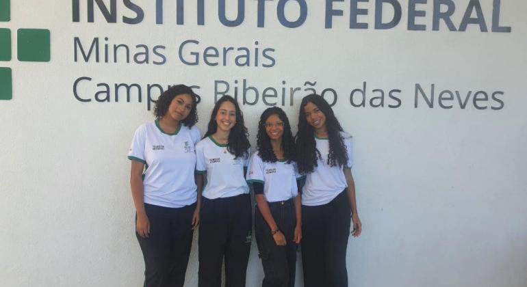 Ex-aluna da rede municipal vence desafio global de tecnologia com app para mulheres