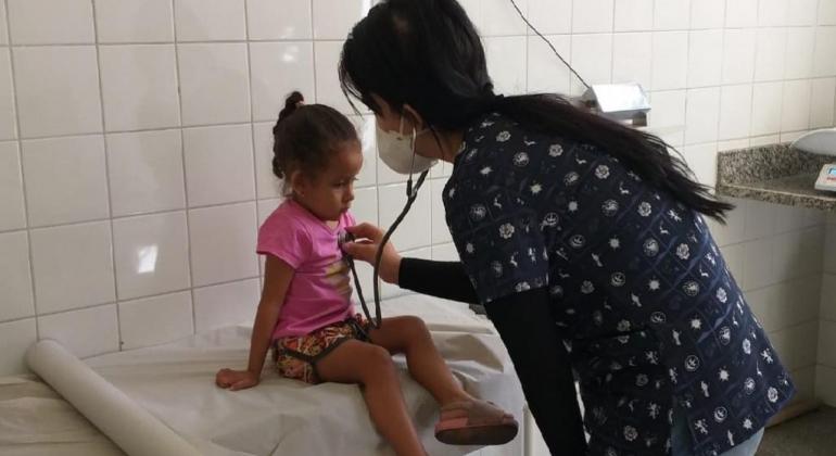 Menina recebe cuidados da equipe médica em Centro de Saúde 