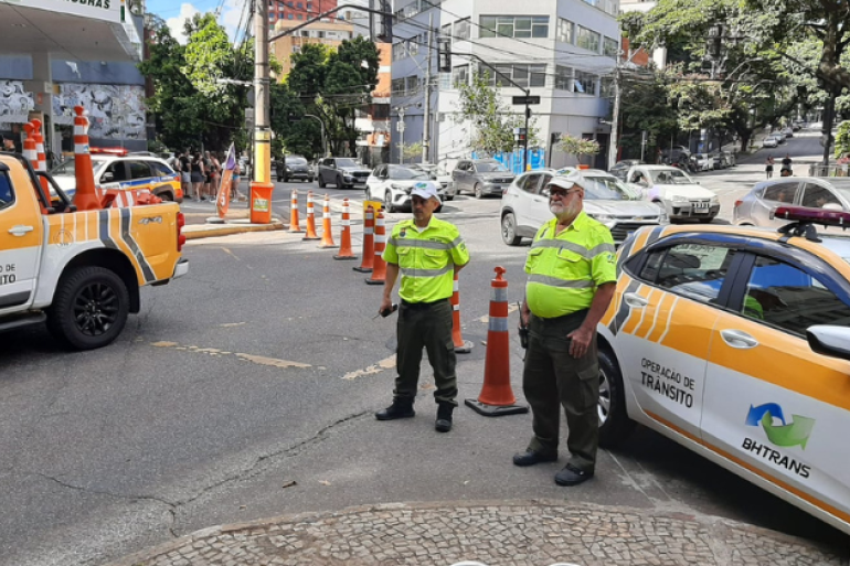 BHTrans realiza operações de trânsito para eventos na capital neste final de semana Agentes da BHTRANS atuam em operação de trânsito, com cones e veículos de fiscalização posicionados para orientar e organizar o tráfego em via de Belo Horizonte.
