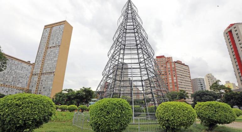  Árvore gigante na Praça Raul Soares é novidade na decoração de Natal da PBH