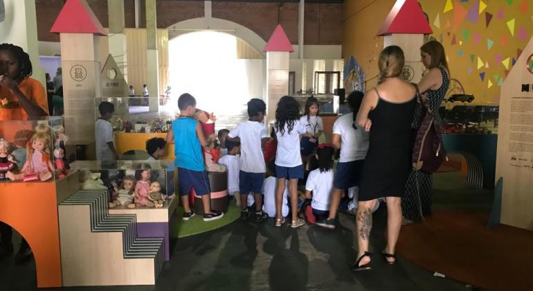 A exposição “Tempo Será – Histórias e Memórias do Brincar", está em cartaz no Centro Cultural Nordeste recebe, até o dia 4/5. Foto: Larissa Silva Mais de sete crianças acompanhadas de dois adultos na exposição “Tempo Será – Histórias e Memórias do Brincar", em cartaz no Centro Cultural Nordeste.