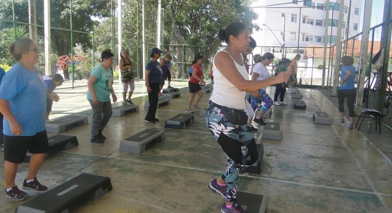 Mais de sete pessoas fazem aula de step; foto ilustrativa. 