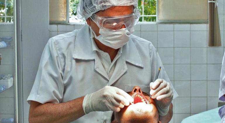 Dentista examina paciente