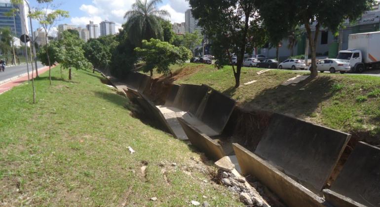  PBH inicia obras de recolocação de placas no Córrego Flor D´Água