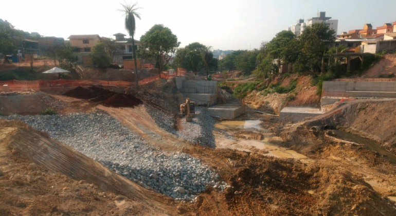 Obras para contenção de enchentes na avenida Vilarinho