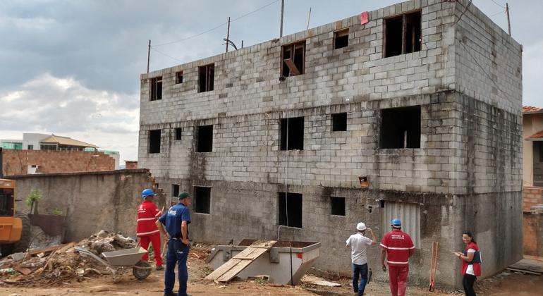 Urbel retoma obras de urbanização na vila Novo Ouro Preto. Foto: Divulgação/PBH Profissionais de obras da PBH e técnicos da urbel trabalhando em obra de urbanização