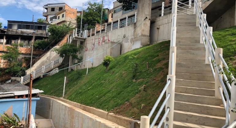 A PBH fez uma obra para eliminação de risco geológico na encosta entre as ruas Inspetor Pimentel e Waldemar Pequeno, na região Noroeste. Foto: Divulgação PBH Obra de contenção de encosta com muros e escadas, entre as ruas Inspetor Pimentel e Waldemar Pequeno, Vila Jardim Alvorada, região Noroeste de BH.