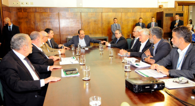 O prefeito de Belo Horizonte, Alexandre Kalil, e sua equipe, com 10 membros, sentados em mesa do Salão Nobre, na PBH. 