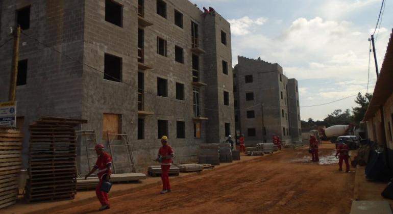 Vilas São Tomaz e Aeroporto passam por transformação após retomada de obras Cerca de dez servidores trabalhando em meio às obras e construções.