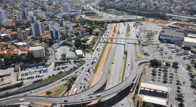 Vista aérea da avenida Cristiano Machado, durante o dia. 