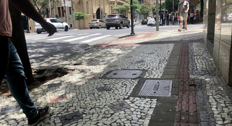 A fiscalização de passeios, que visa a garantir a segurança do pedestre e colaborar com a acessibilidade urbana, estão sendo ampliadas em BH. Foto: Divulgação PBH passeio sinalizado no centro de BH, durante o dia.