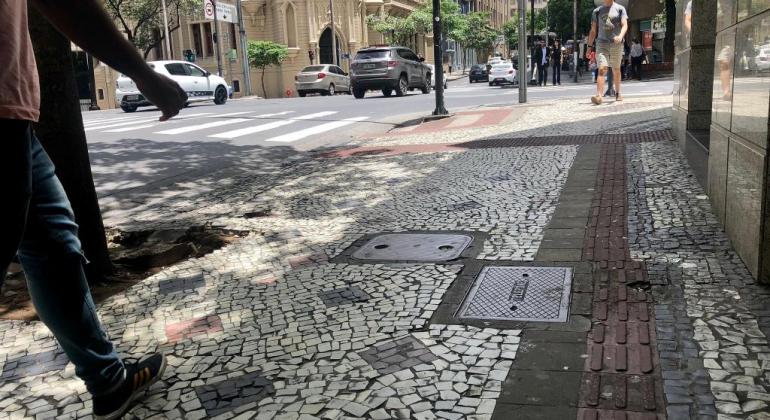 passeio sinalizado no centro de BH, durante o dia. 