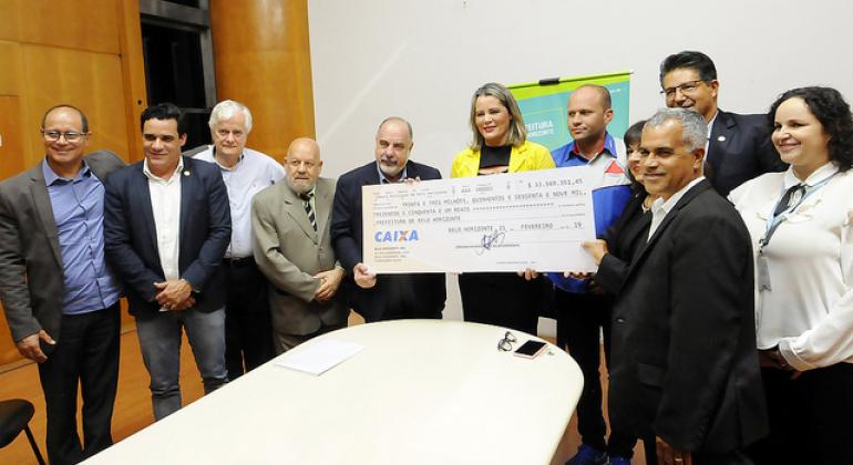 Autoridades seguram cheque de R$ 33,5 milhões durante coletiva 