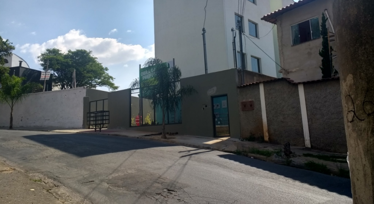 Depois de seis anos paralisada, moradores da vila Novo Ouro Preto, na Pampulha, serão beneficiados com conclusão de obra de urbanização. Foto: Divulgação PBH Rua urbanizada com prédio, durante o dia.