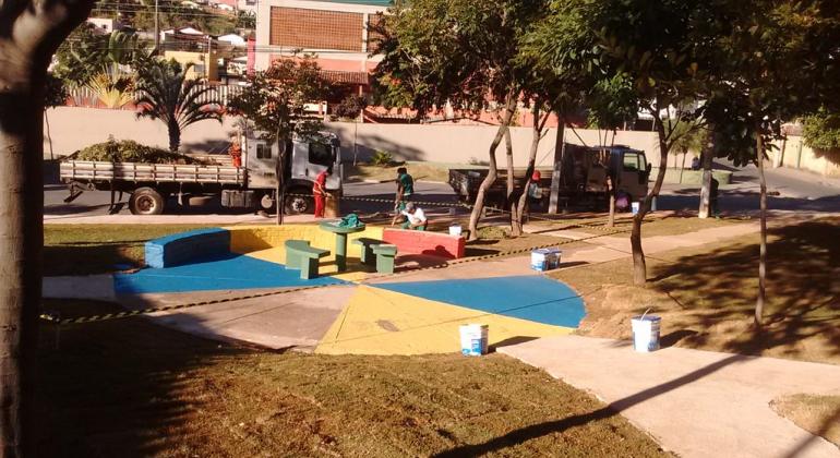 Obras do Orçamento Participativo são retomadas pela PBH Praça sendo revitalizada em BH