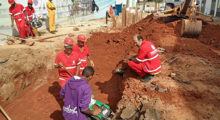 Profissionais da Sudecap trabalham em obra na cidade