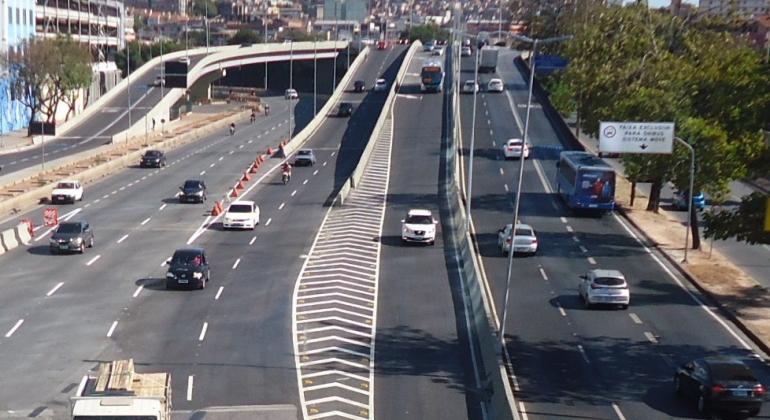 Prefeitura finaliza obras de recuperação das juntas do viaduto da Lagoinha Carros transitam em duas pistas na Lagoinha