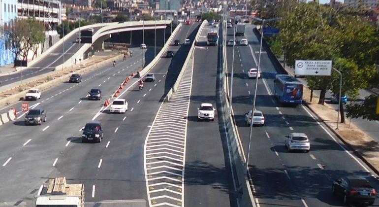 Carros transitam em duas pistas na Lagoinha