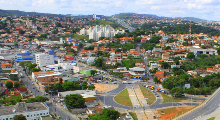 A PBH publicou, no dia 13/1, a pré-qualificação para empresas interessadas na licitação para execução das obras na região do Vilarinho. Foto: Antônio Rodrigues/PBH Vista aérea da região do Vilarinho, com prédios, casas e rotatória.