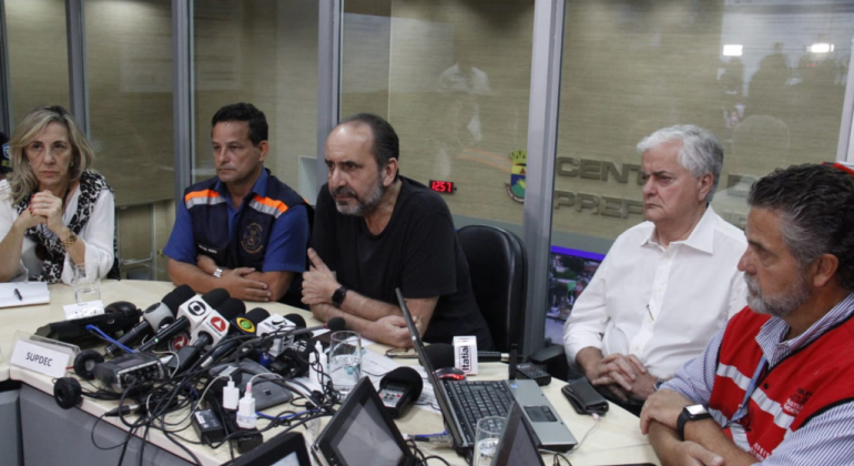 Prefeito vai dobrar efetivo de servidores e máquinas desobstrução de vias Prefeito vai dobrar efetivo de servidores e máquinas desobstrução de vias