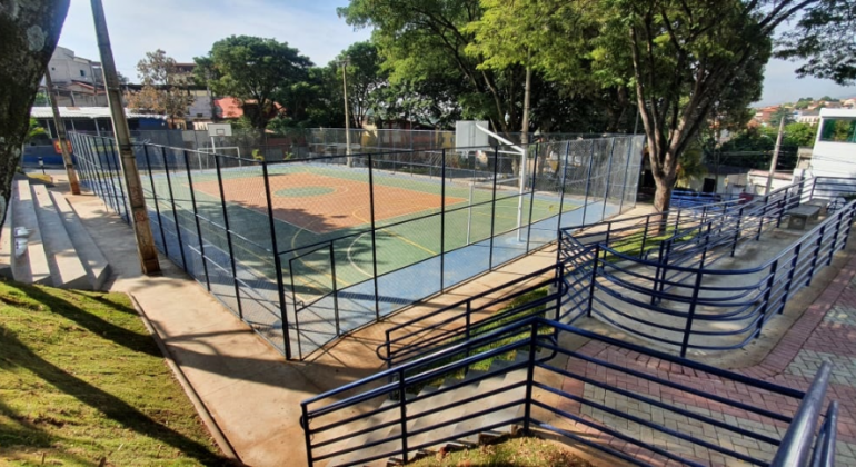 Prefeitura entrega duas praças na região Norte da capital Quadra de futebol em dia ensolarado