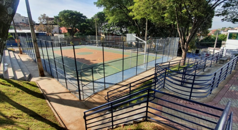 Quadra de futebol em dia ensolarado 