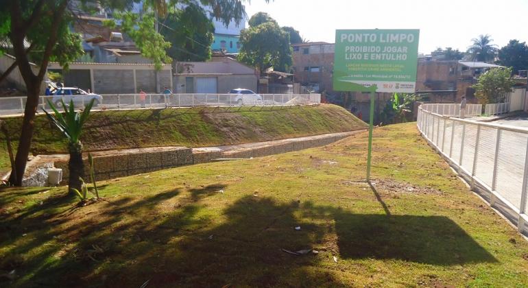 PBH conclui obras de contenção em ruas na margem do córrego Embira PBH conclui obras de contenção em ruas na margem do córrego Embira