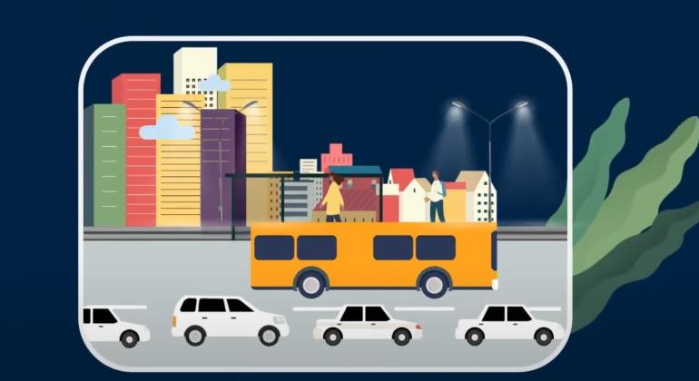 Imagem com fundo azul escuro, desenhos de prédios ao fundo. Na frente, uma avenida com carros, ônibus e na calçada pessoas aguardando no ponto de ônibus
