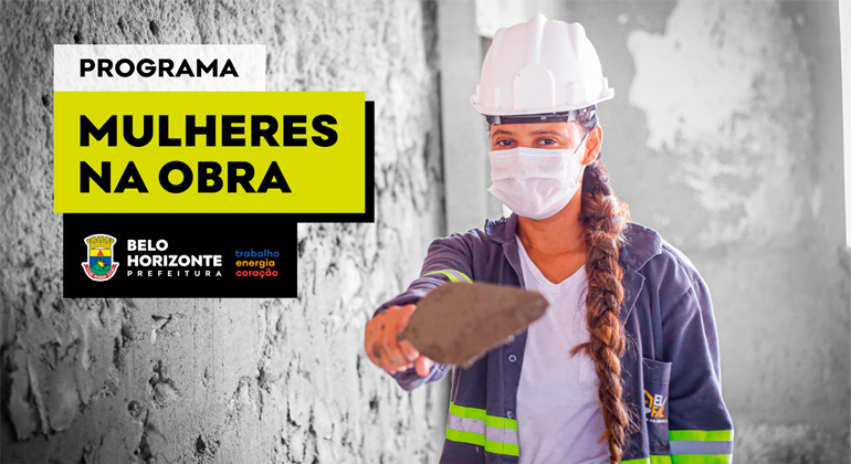 Mulhere branca, cabelo longos, usando capacete e máscara de proteção, com roupa de obra e as mãos estendidas com espátula de obra e título escrito com o nome Programa Mulheres Na Obra e logomarca da Prefeitura de BH