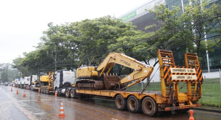 Tratores e retroescavadeiras paradas em frente ao COP-BH