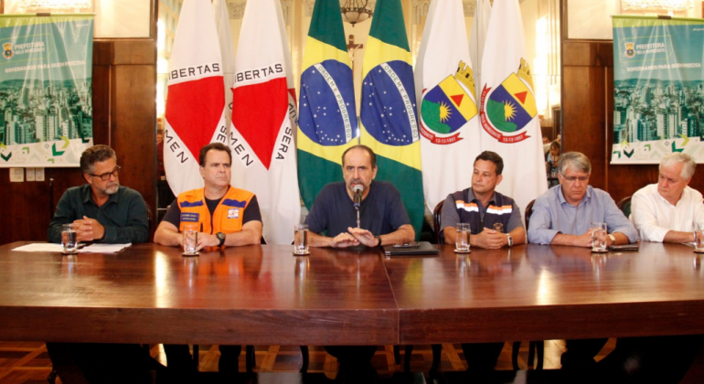 Prefeito consegue recursos do governo federal para recuperar Teresa Cristina Henrique Castilho, Cel. Alexandre Lucas, prefeito Alexandre Kalil, Cel. Waldir, Célio Bouzada e Josué Valadão em coletiva de imprensa