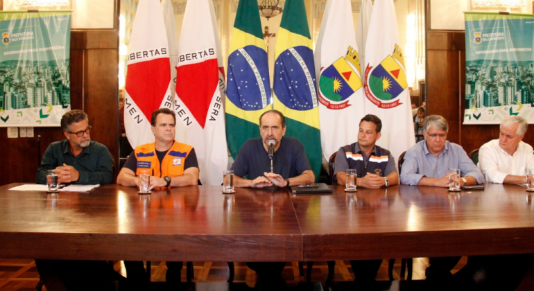 Henrique Castilho, Cel. Alexandre Lucas, prefeito Alexandre Kalil, Cel. Waldir, Célio Bouzada e Josué Valadão em coletiva de imprensa