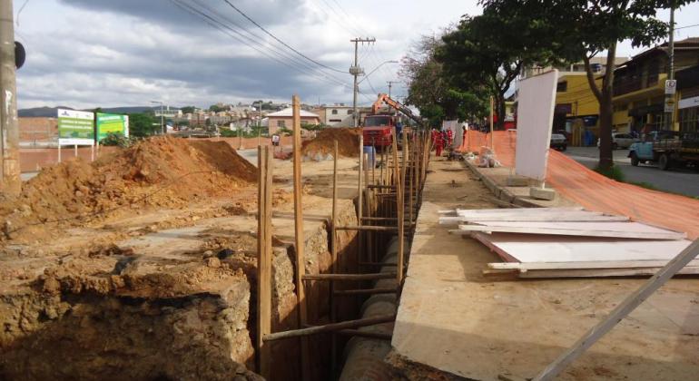 Obras sendo feitas nos córregos Olaria e Jatobá, na região do Barreiro