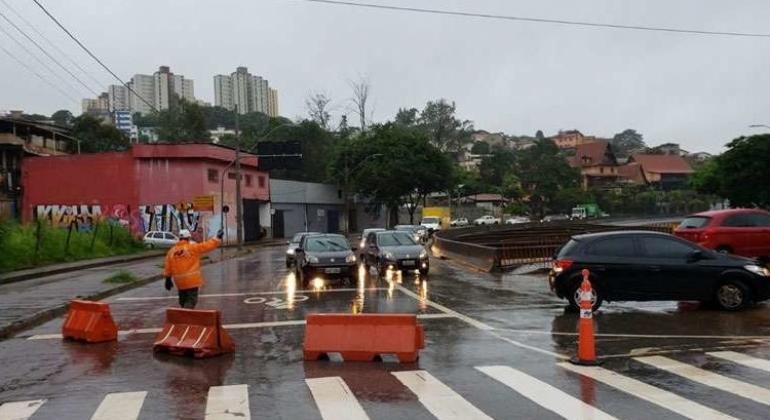 Defesa Civil de BH realiza treinamento de fechamento da avenida Tereza Cristina Defesa Civil de BH realiza treinamento de fechamento da avenida Tereza Cristina