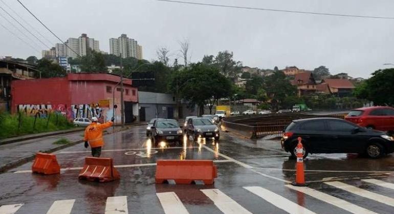 Defesa Civil de BH realiza treinamento de fechamento da avenida Tereza Cristina