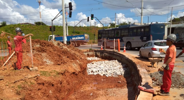 Obra na avenida Vilarinho