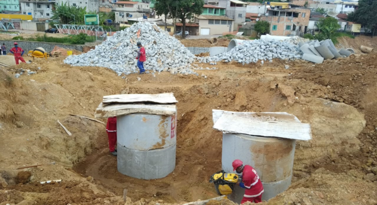 Obras de contenção de enchentes na região do Barreiro