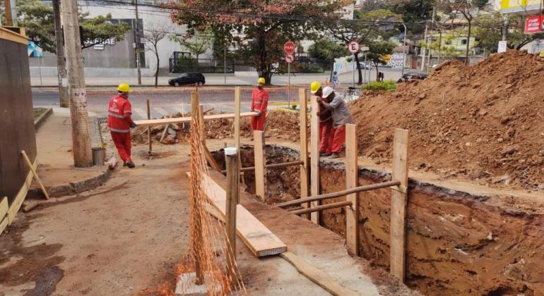  Sudecap executa obra de drenagem no bairro Nova Suíssa, região Oeste da capital